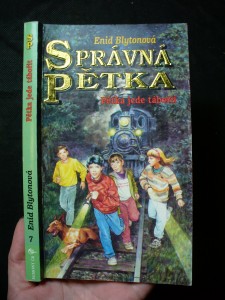 náhled knihy - Správná pětka. Pětka jede tábořit