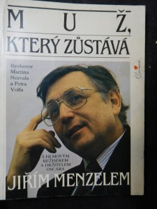 náhled knihy - Muž, který zůstává, Rozhovor Martina Nezvala a Petra Volfa s filmovým režisérem a držitelem Oscara Jiřím Menzelem