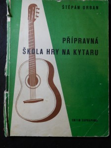 náhled knihy - Přípravná škola hry na kytaru Melodie : Akordy : Písně s doprovodem sólové kytar
