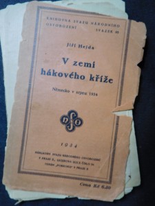 náhled knihy - V zemi hákového kříže : Německo v srpnu 1934