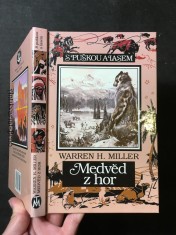 náhled knihy - Medvěd z hor : Dobrodružství Sida a Scottyho při výpravě za medvědem s bílým proužkem na krku