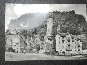 náhled knihy - České Švýcarsko  - Hřensko - hotel Labe pod bizarním skalním sloupem na nábřeží