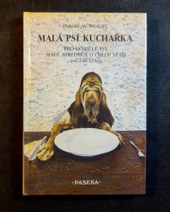náhled knihy - Malá psí kuchařka : pro dospělé psy malé, střední a o chlup větší (od 2 do 22 kg)