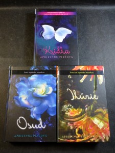 náhled knihy - 3x Aprilynne Pikeová - Osud, Křídla, Iluze