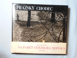 náhled knihy - Pražský chodec : kniha fotografií Prahy na motivy Vítězslava Nezvala