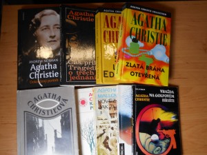 náhled knihy - Dokončený portrét, Čas přílivu, Zlatá brána otevřena, Smrt lorda Edgwarea, Muž v mlze, Pověz mi jak žijete, Prasklo zrcadlo, Kapsa plná žita, Vražda na golfovém hřišti