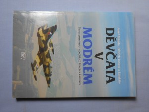 náhled knihy - Děvčata v modrém : škola pozemních specialistů letectva Žamberk