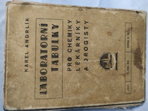 náhled knihy - Laboratorní tabulky pro chemiky, lékárníky a drogisty