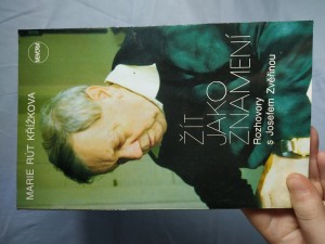 náhled knihy - Žít jako znamení : rozhovory s Josefem Zvěřinou