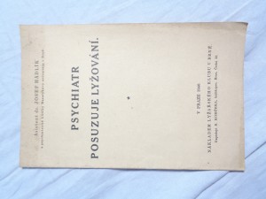 náhled knihy - Psychiatr posuzuje lyžování.