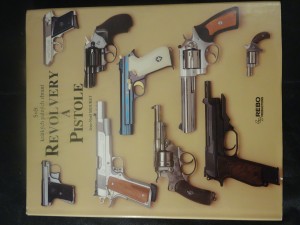 náhled knihy - Revolvery a pistole : svět krátkých palných zbraní