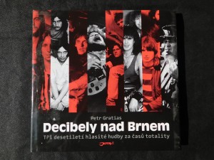 náhled knihy - Decibely nad Brnem : tři desetiletí hlasité hudby za časů totality
