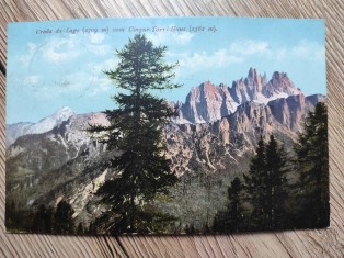 náhled knihy - Croda da Lago (2709 m) vom Cinque-Torri-Haus (2362 m).