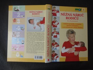 náhled knihy - Něžná náruč rodičů : moderní poznatky o významu správné manipulace s novorozencem a malým dítětem