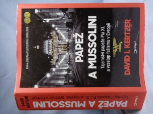 náhled knihy - Papež a Mussolini : tajemství papeže Pia XI. a vzestup fašismu v Evropě