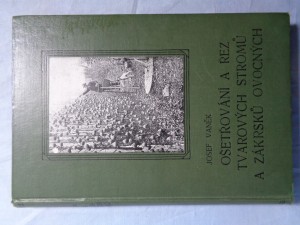náhled knihy - Ošetřování a řez tvarových stromů a zákrsků ovocných s dodatkem o řezu révy vinné