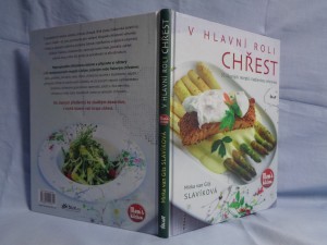 náhled knihy - V hlavní roli chřest: 50 úžasných receptů s královskou zeleninou NEVÍM
