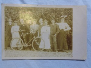 náhled knihy - Skupinová fotografie s bicyklem - fotopohlednice