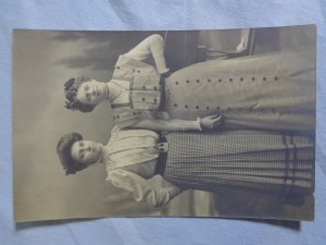 náhled knihy - Dvě dívky v šatech - fotopohlednice