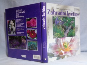 náhled knihy - Zahradní květiny : kvetoucí jsou nejkrásnější... : pěstitelské rady a portréty oblíbených kvetoucích rostlin, trav a kapradin : nápady pro malé i velké zahrady : 500 barevných fotografií a 150 schematických nákresů