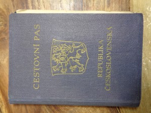 náhled knihy - Cestovní pas Republika Československá + záznam o přídělu valut