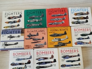 náhled knihy -     War Planes of the Second World War Vol. 1- 10 (c.1960s) By William Green     This series is a classic among aviation enthusiasts as a comprehensive encyclopedia of every warplane flown during the Second World War. It includes aircraft, prototypes and production, built and flown in every nation involved in the war from Australia to Yugoslavia. It includes a well research history, description of variants, specification and a detailed three-view drawing. It is the best reference for aircraft used during the war and in some cases, the only history available.  This is a series of twelve books. Volumes 1-4: Fighter planes, Volume 5: Flying Boats, Volume 6: Floatplanes, Volumes 7-10: bombers and reconnaissance Aircraft. This is a complete set.     Hard Cover with Dust Jacket Each Book has approximately 192 pages In Good condition War Planes of the Second World War Vol. 1- 10 (c.1960s) By William Green desetisvazková sada Válečná letadla z druhé světové války plus jeden svazek z první světové