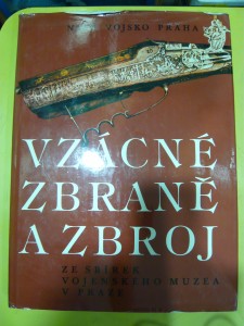 náhled knihy - Vzácné zbraně a zbroj ze sbírek Vojenského muzea v Praze
