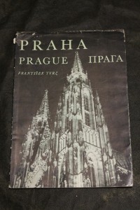 náhled knihy - Praha v slavnostním osvětlení = Praga v toržestvennom osveščeniji = Prague in a festival illumination = Prague solennellemen illuminée