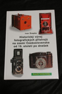 náhled knihy - Historický vývoj fotografických přístrojů na území Československa od 19. století po dnešek.